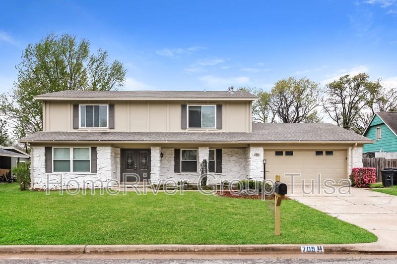 705 Meadowood Dr - Photo 2 of 26