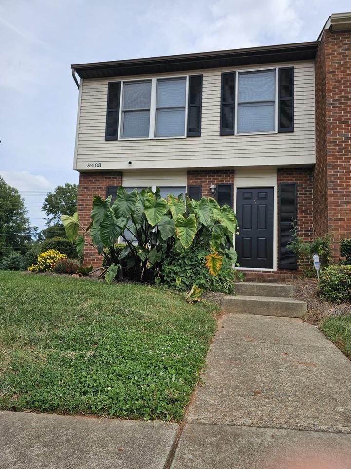 9408 Lexington Cir Apt C #2 - Photo 2 of 13