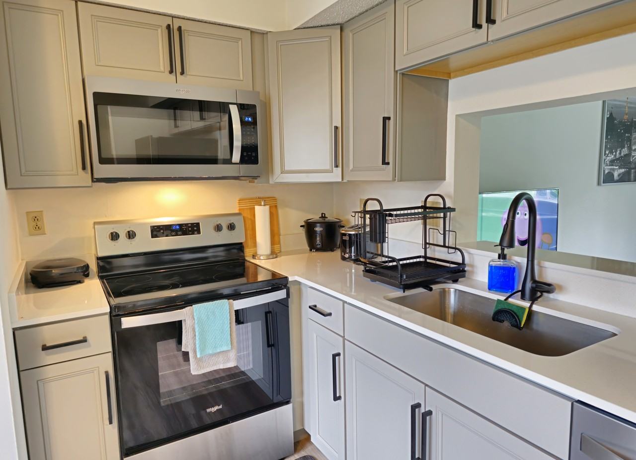 9408 Lexington Cir Apt C #2 - Photo 7 of 13