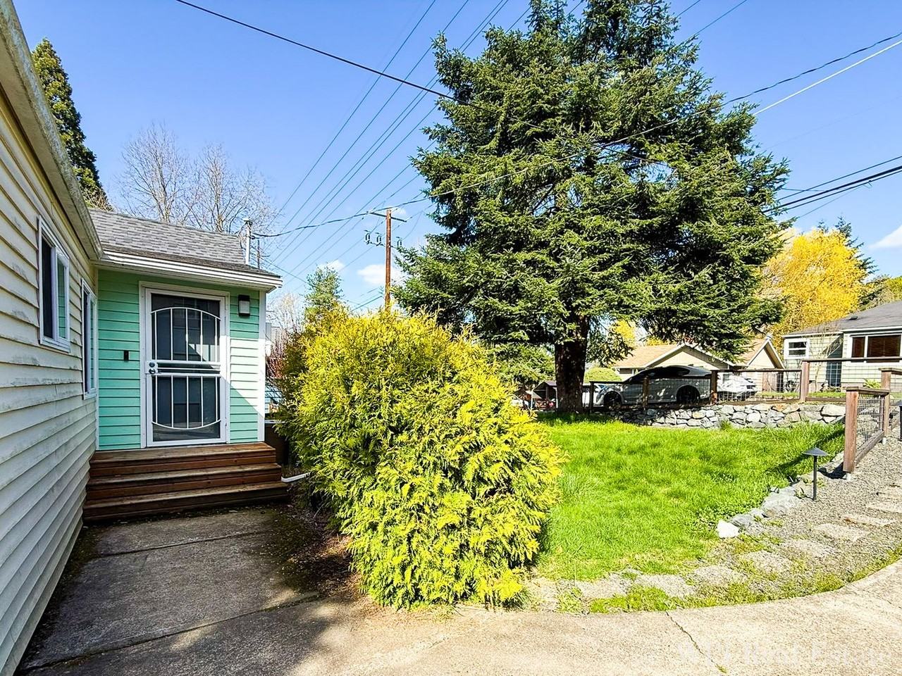 10405 8th Ave Ne - Photo 2 of 19