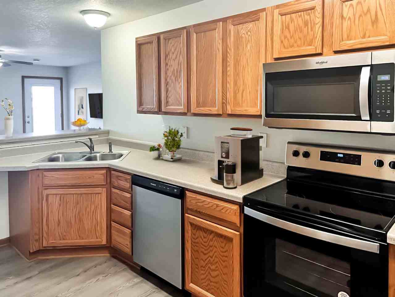 3821 Tiverton Ct - Photo 4 of 13