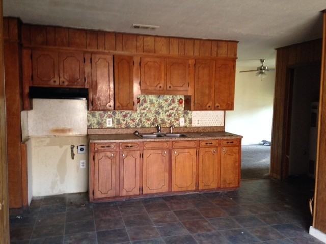 6928 Broadway Ave - Photo 3 of 11