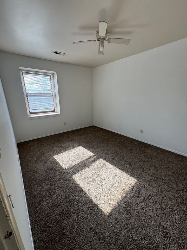 601 W 8th St - Photo 2 of 5