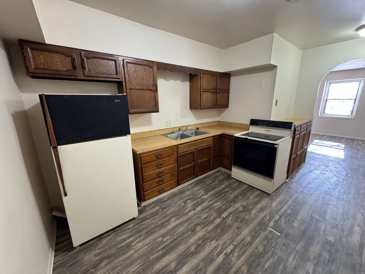 601 W 8th St - Photo 3 of 5