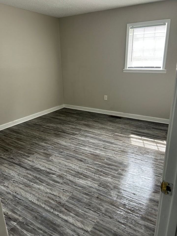 1019 Bradley Ave - Photo 3 of 18