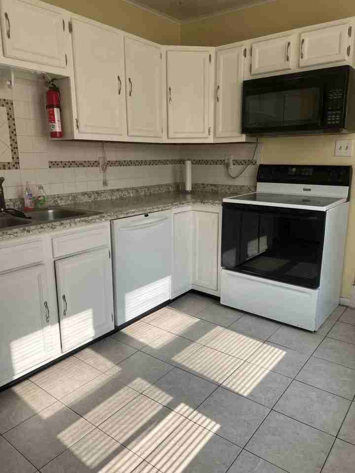 481 Manor St - Photo 2 of 11