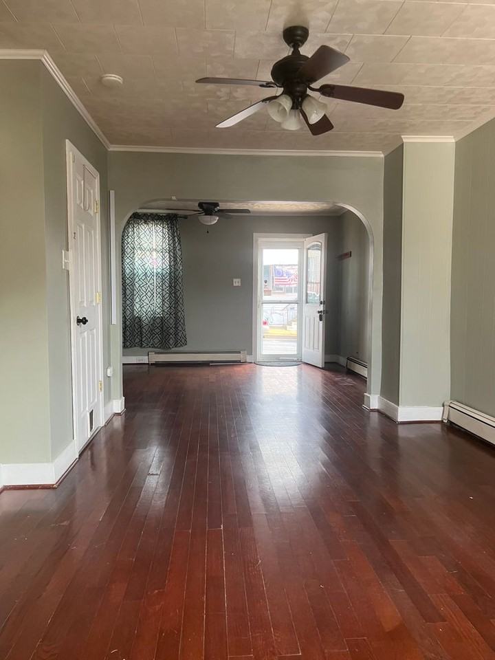 481 Manor St - Photo 4 of 11