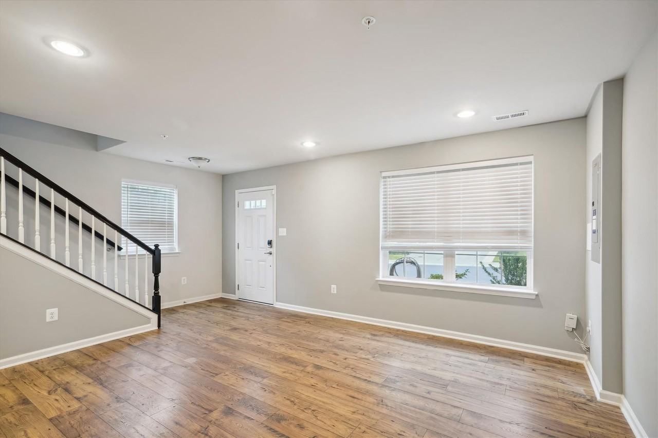 1396 Hawthorn Dr - Photo 3 of 29