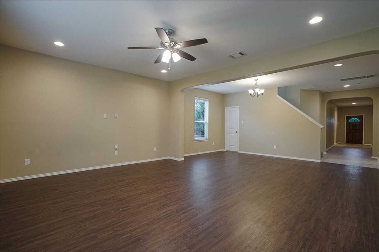 1109 Sussex Pl - Photo 2 of 20