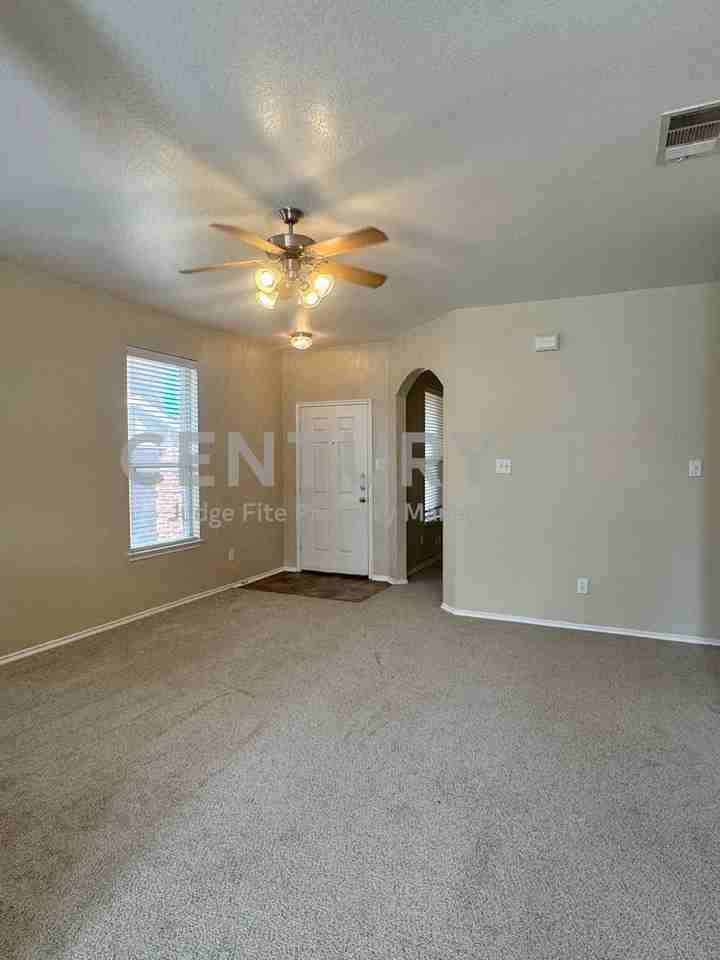 2146 Stonebrook Ln - Photo 3 of 11