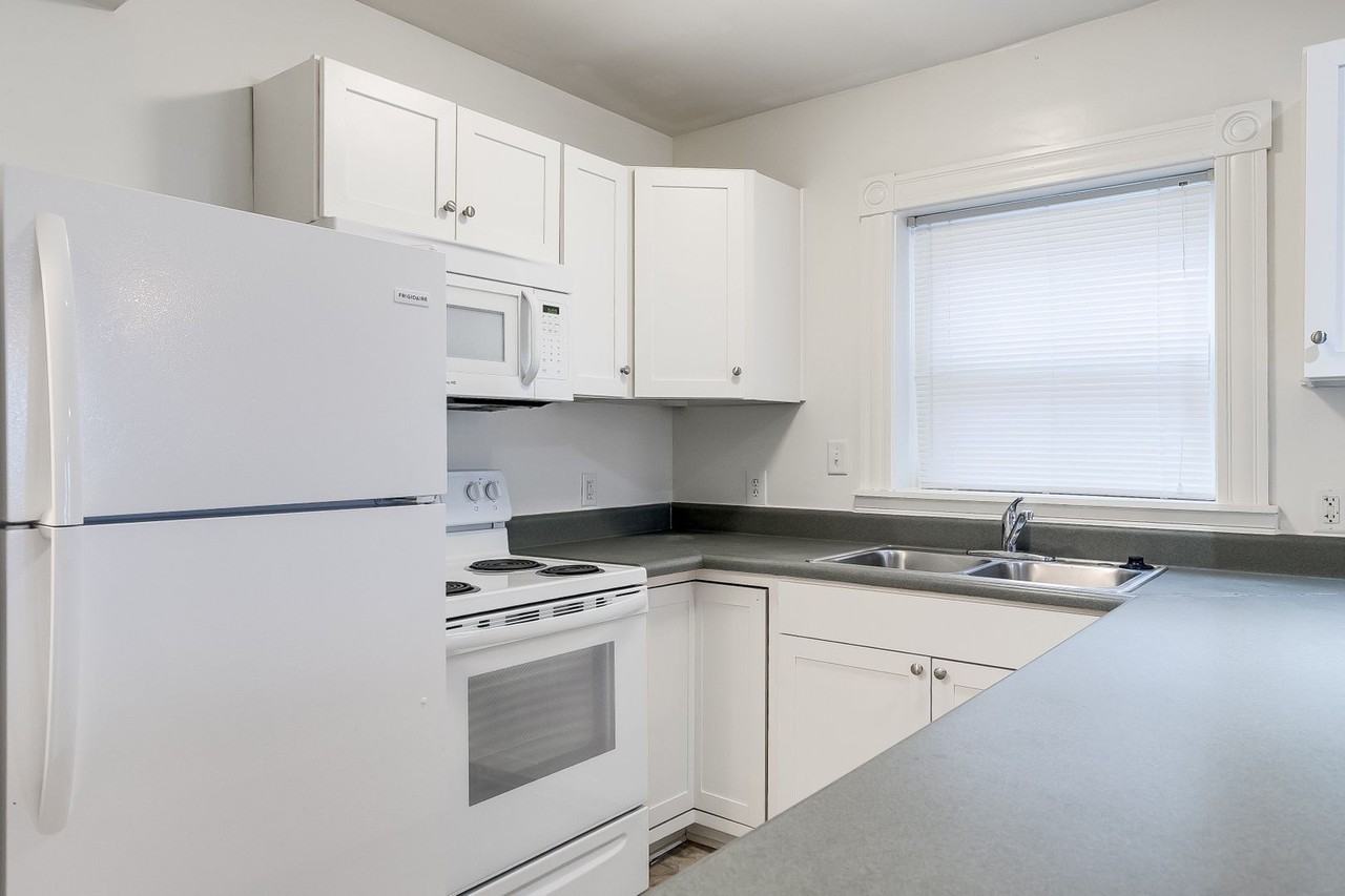 1818 Parkwood Ave - Photo 3 of 17