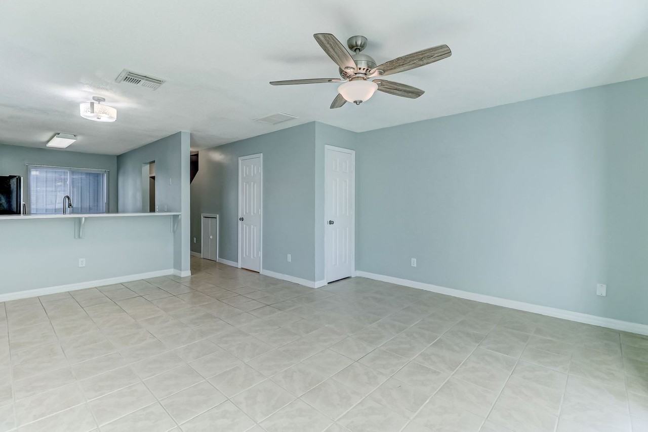 833 Mary St - Photo 3 of 23
