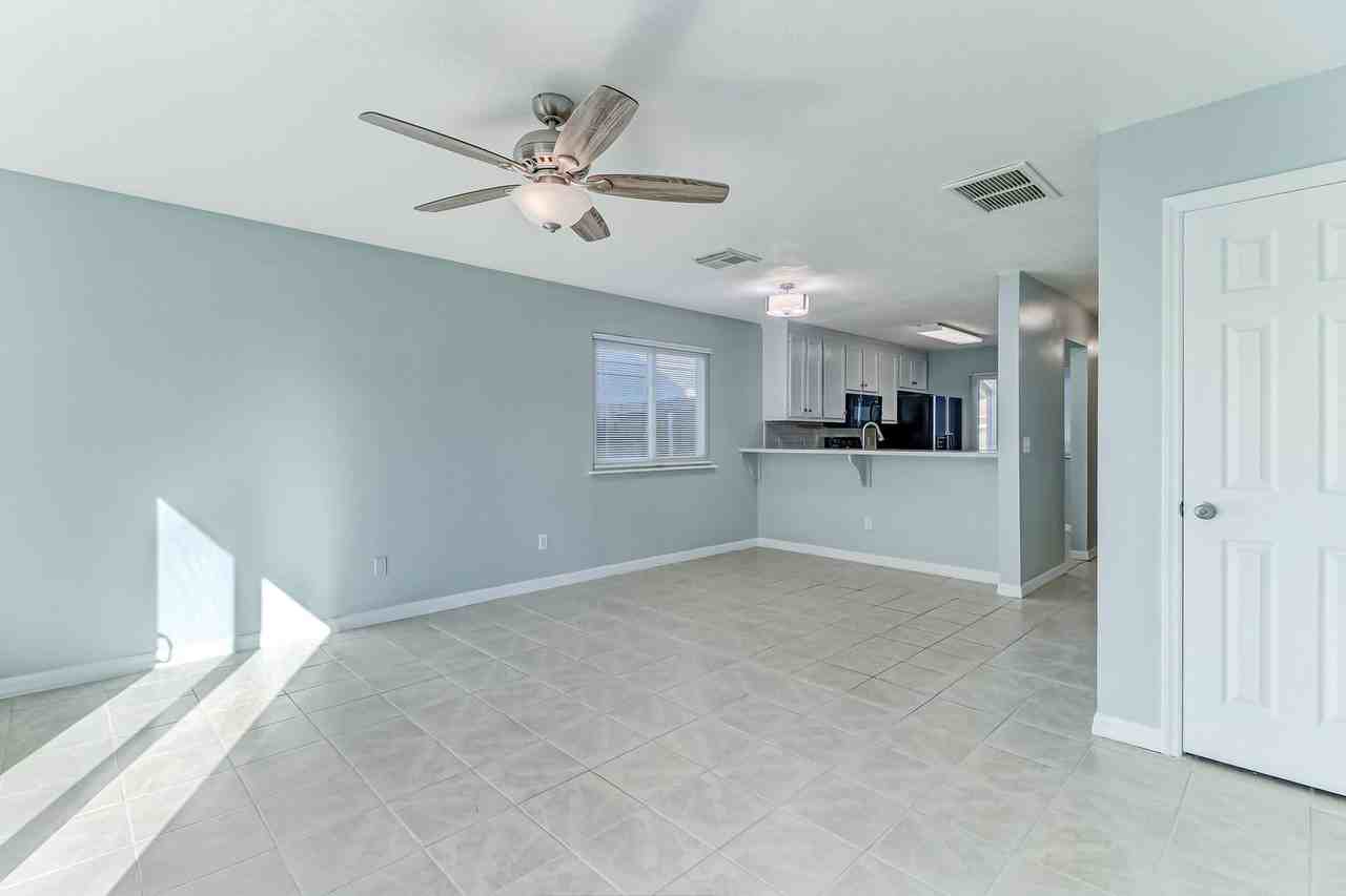 833 Mary St - Photo 4 of 23