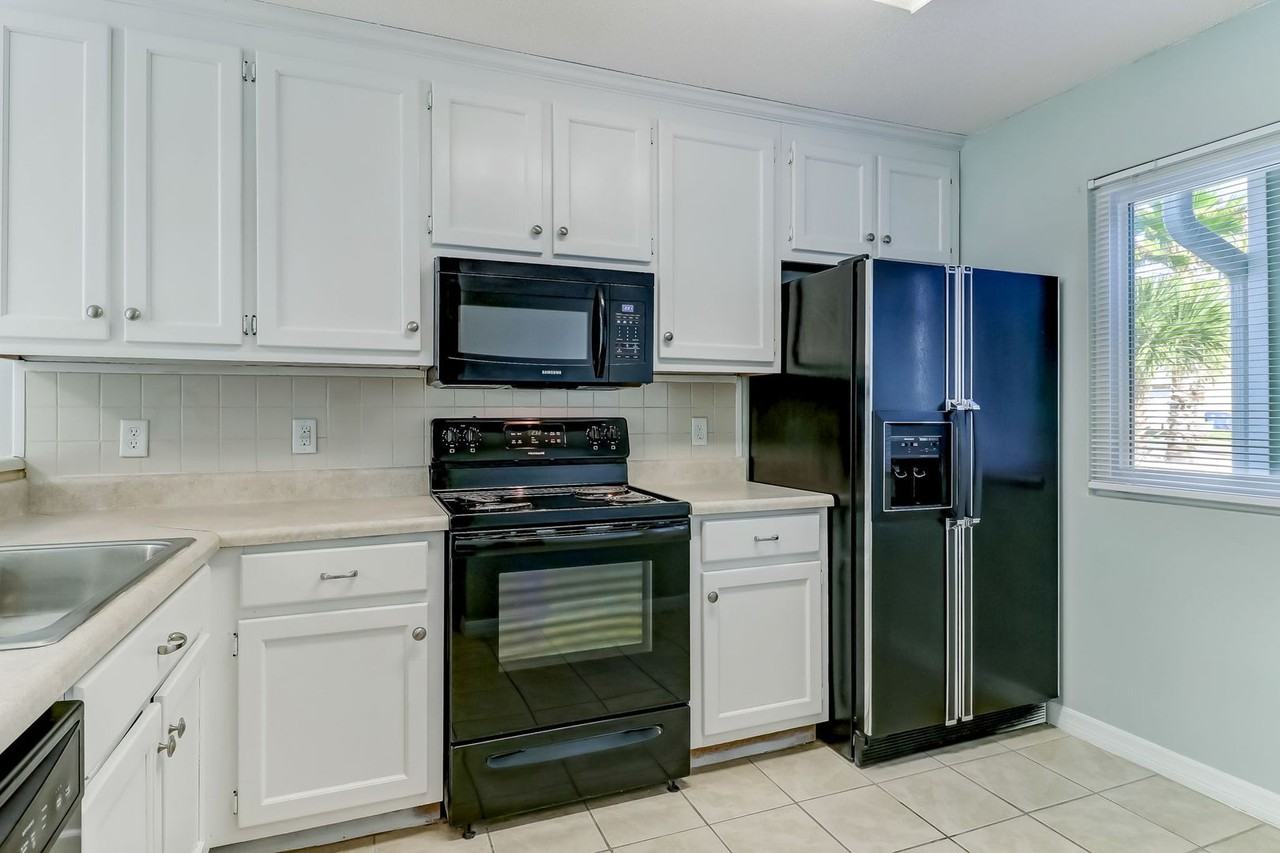 833 Mary St - Photo 5 of 23