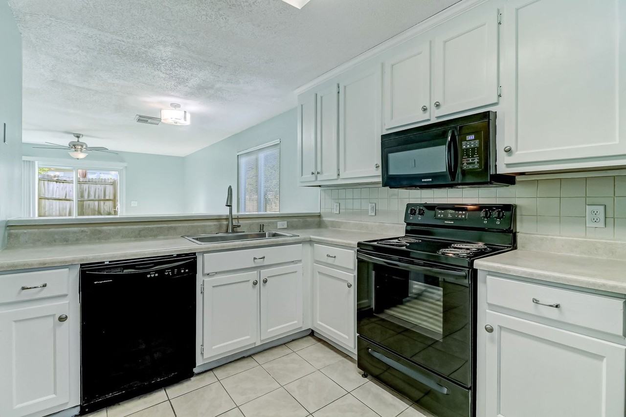 833 Mary St - Photo 6 of 23