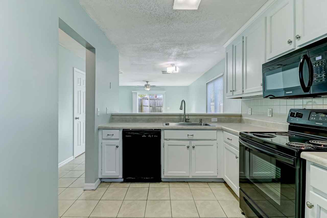 833 Mary St - Photo 7 of 23