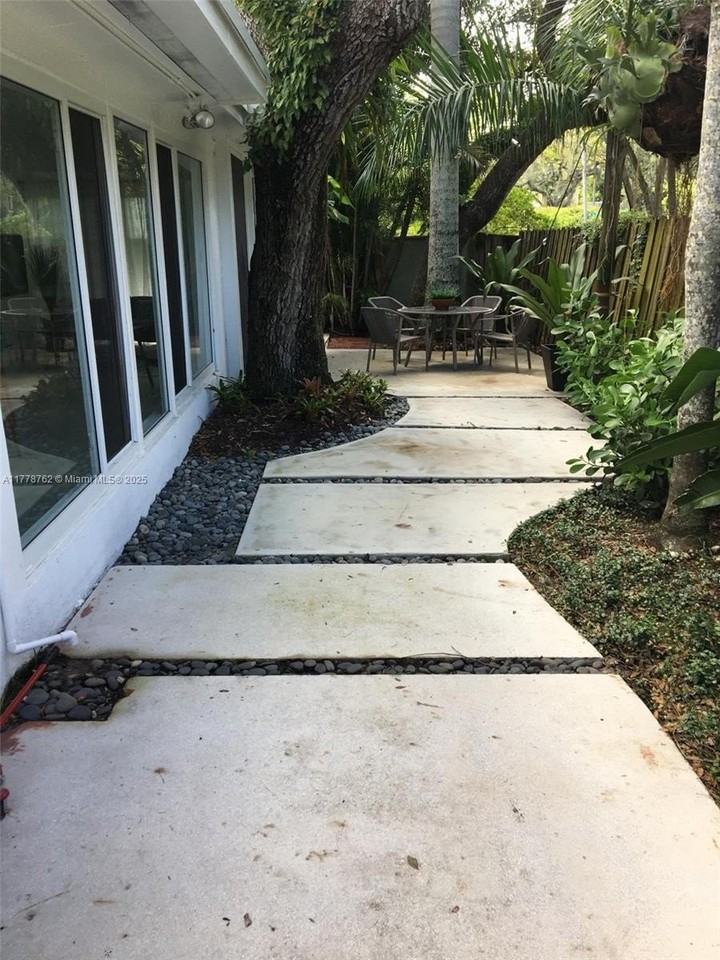 701 Sw 9th Ave - Photo 6 of 21