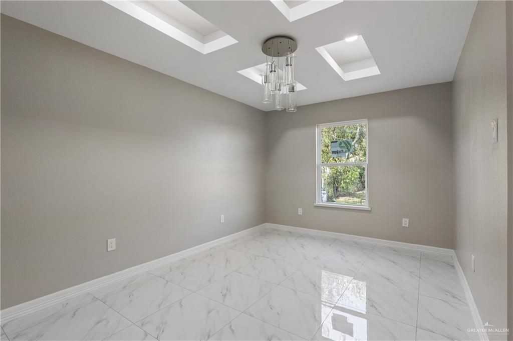 522 S Reagan St - Photo 3 of 18