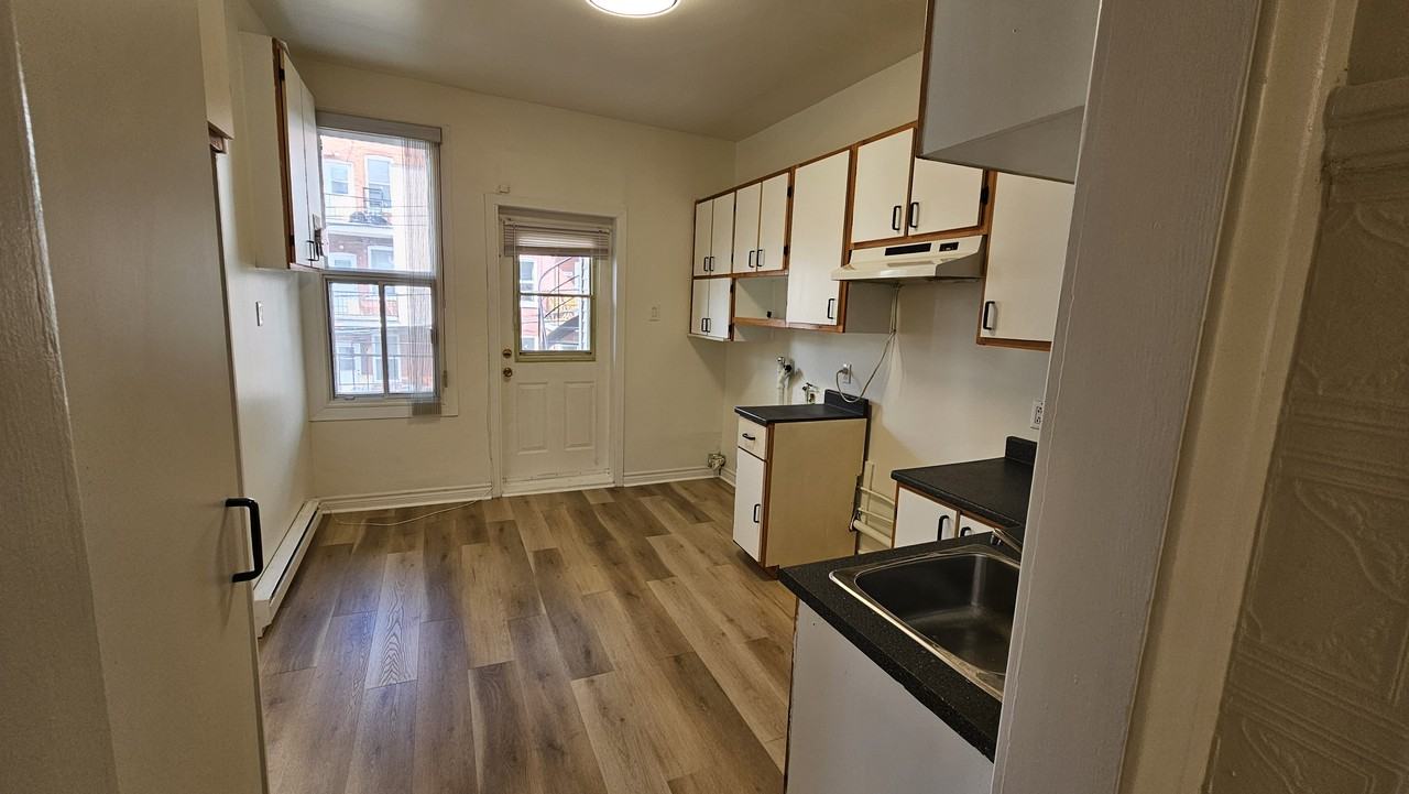 720 4e Avenue - Photo 5 of 8