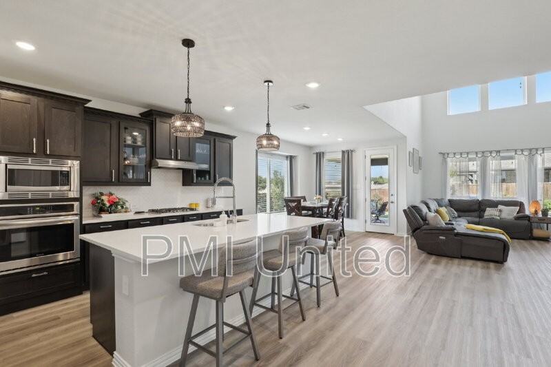 2804 Fireside Ln - Photo 4 of 36