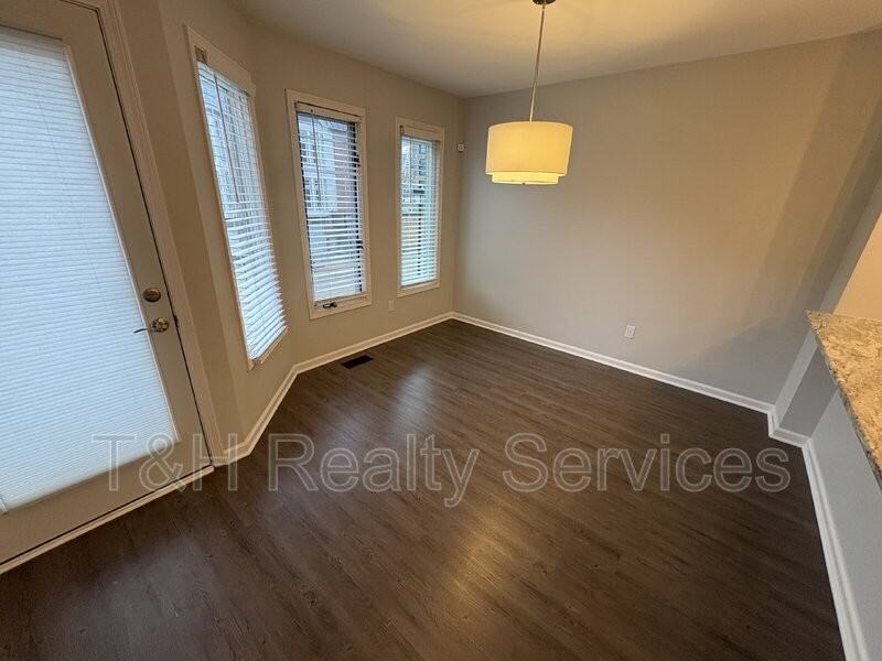 516 Lockerbie Cir N - Photo 5 of 37