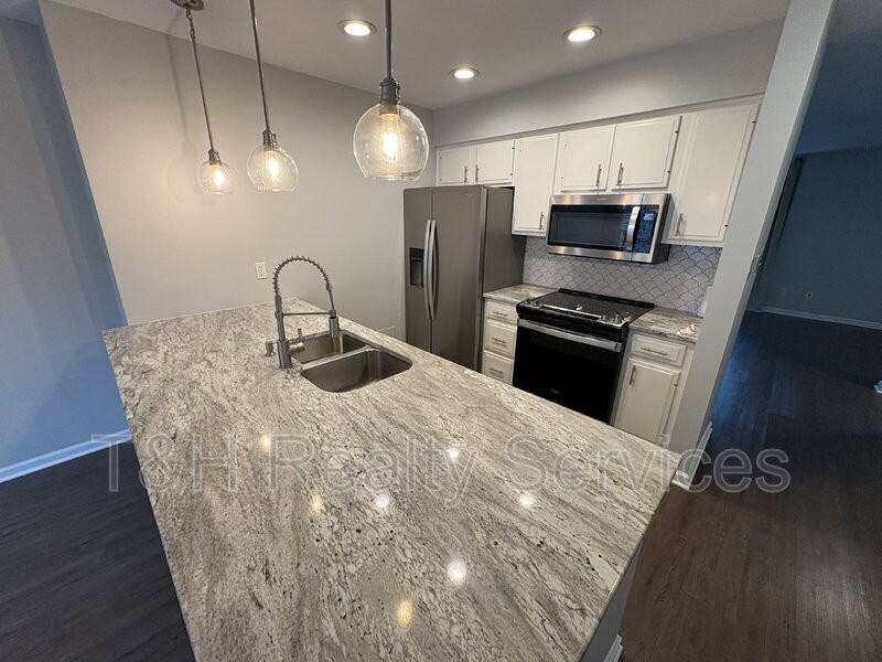 516 Lockerbie Cir N - Photo 7 of 37