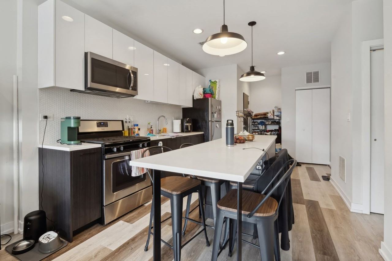 713 N Milwaukee - Photo 4 of 10