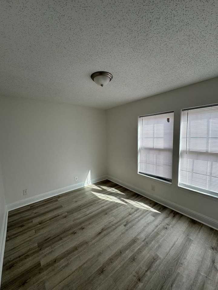 1187 NNG SUMMIT APARTMENTS LLC - Photo 3 of 8