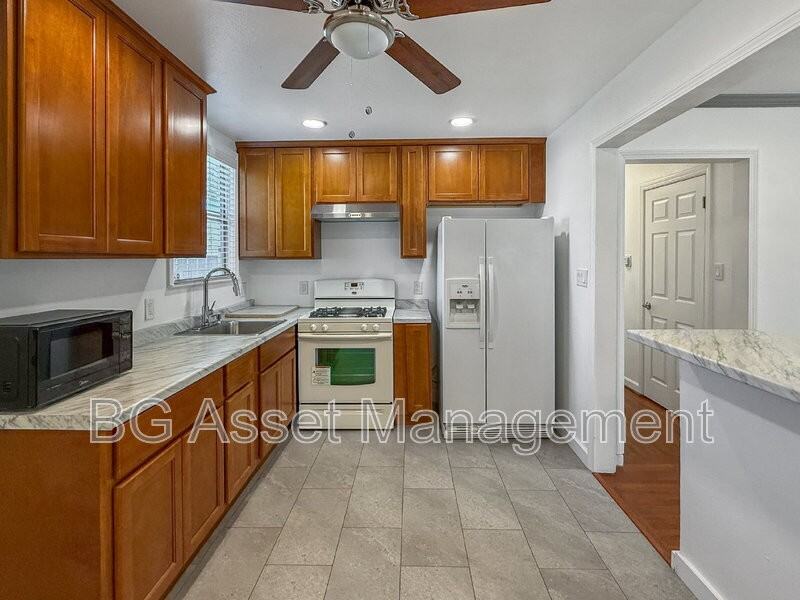 571 El Paseo Dr - Photo 4 of 20