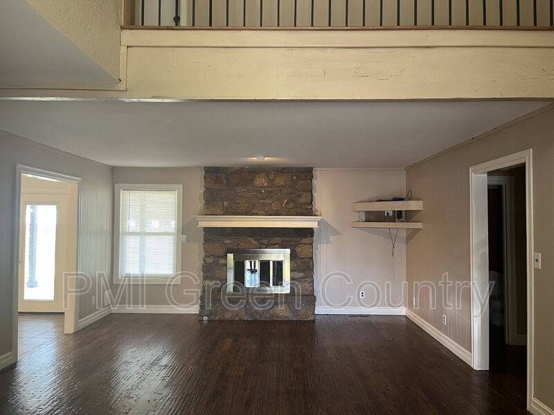 8306 S Joshua Ave - Photo 3 of 33