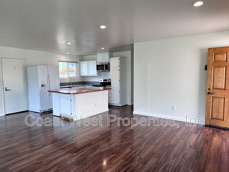 4062 Conrad Ave - Photo 5 of 35