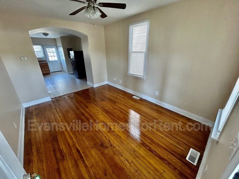 1614 E Division St - Photo 4 of 10