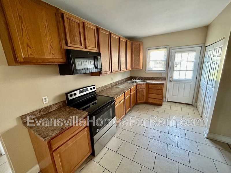 1614 E Division St - Photo 6 of 10