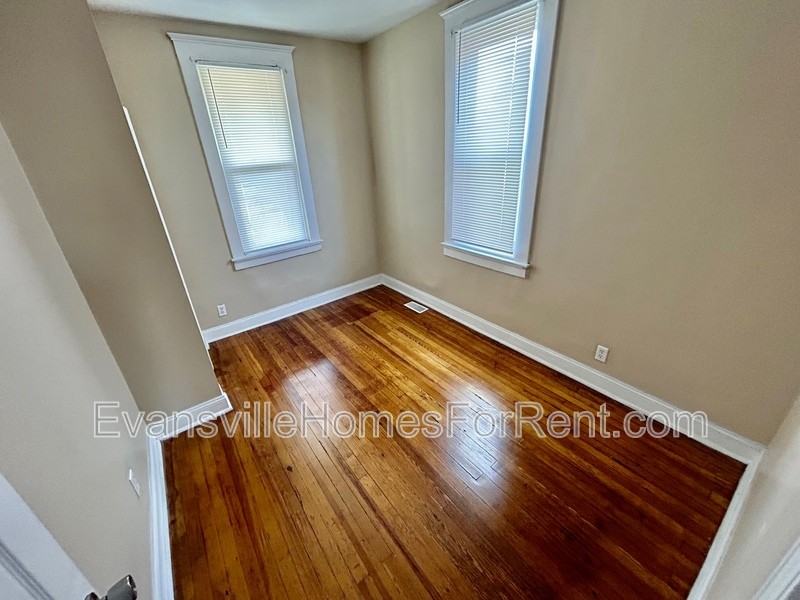 1614 E Division St - Photo 7 of 10