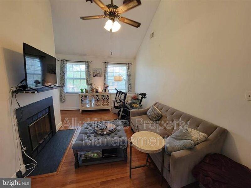 2809 Arlington Blvd #201 - Photo 2 of 13