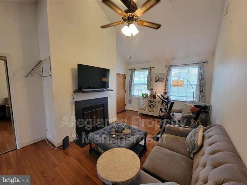 2809 Arlington Blvd #201 - Photo 3 of 13