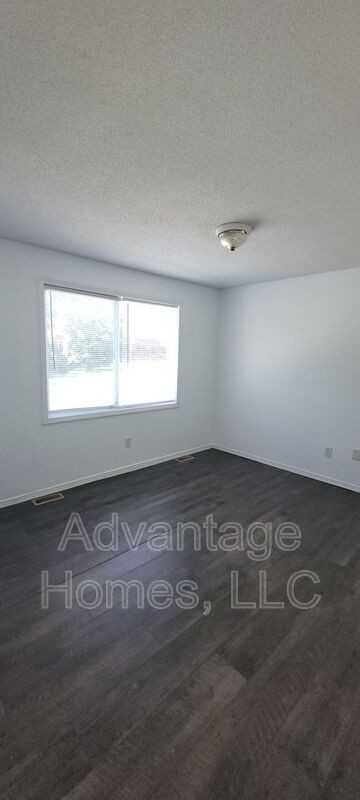 711 N 70th Ter - Photo 5 of 29