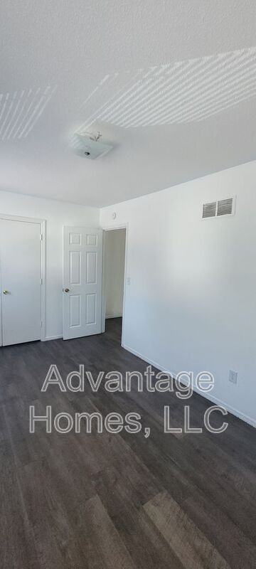 711 N 70th Ter - Photo 6 of 29