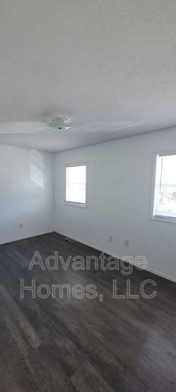 711 N 70th Ter - Photo 7 of 29