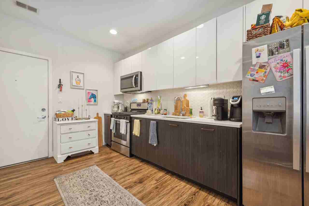 1045 W Cornelia - Photo 2 of 10