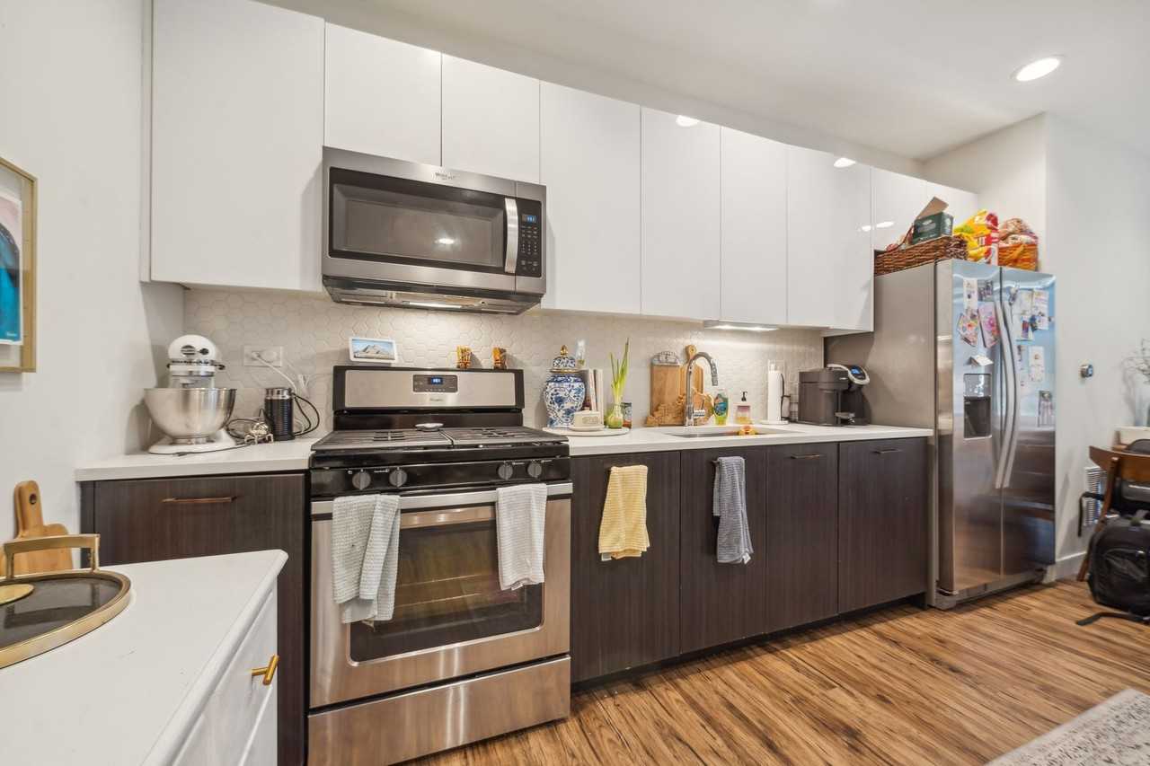 1045 W Cornelia - Photo 3 of 10