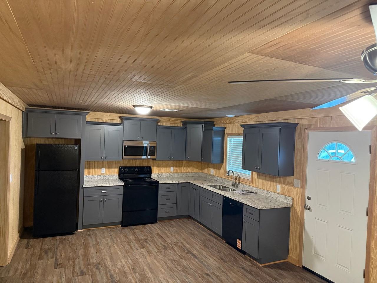 1105 Laurel St - Photo 2 of 17