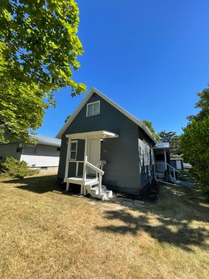 385 7th Ave W - Photo 2 of 16