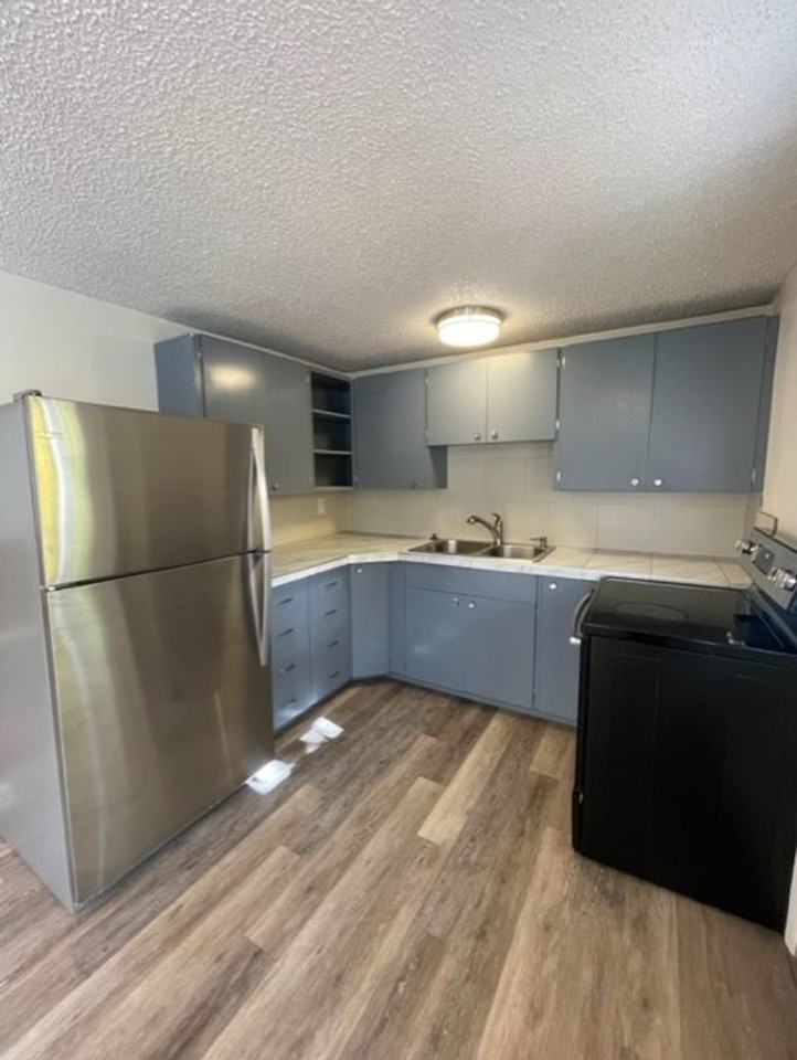 385 7th Ave W - Photo 6 of 16