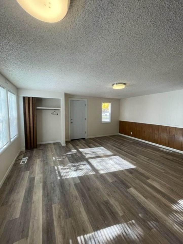 385 7th Ave W - Photo 7 of 16