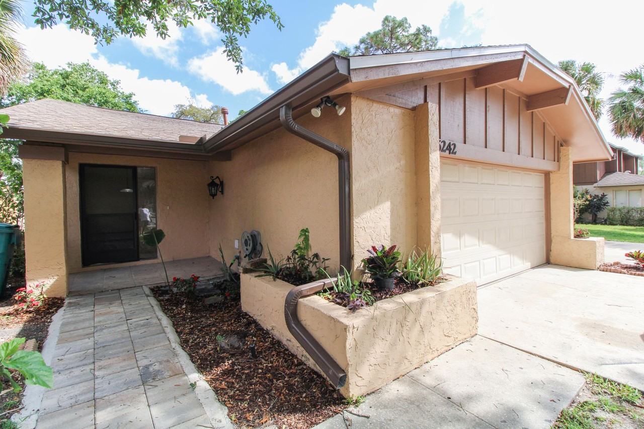 6242 Sandcrest Cir - Photo 4 of 32