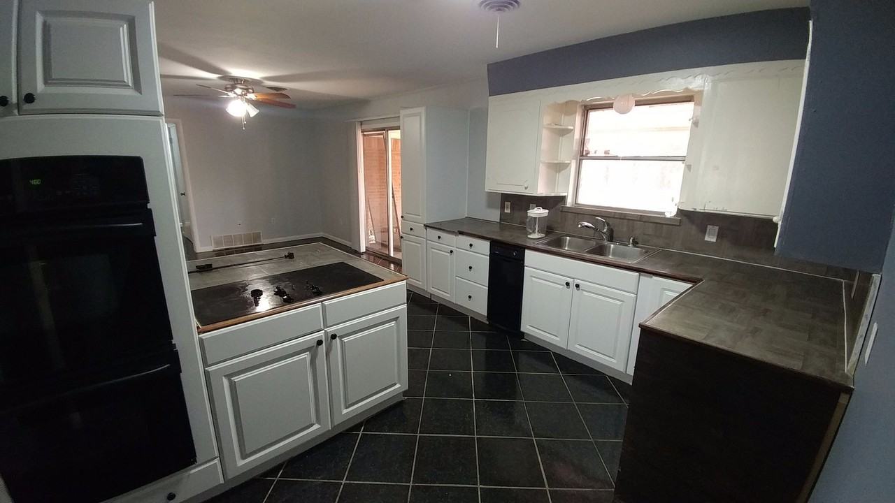 2126 Wilesta Dr - Photo 3 of 9