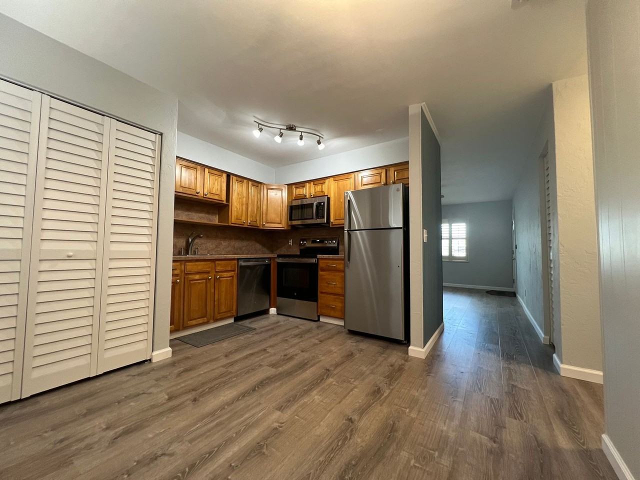 5173 Pineland Ave - Photo 3 of 22