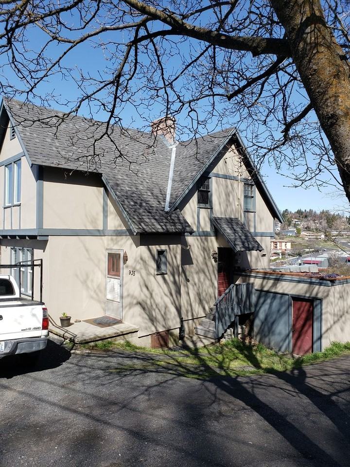 935 Ne Maple St - Photo 2 of 34