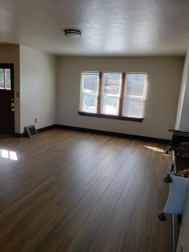 935 Ne Maple St - Photo 4 of 34